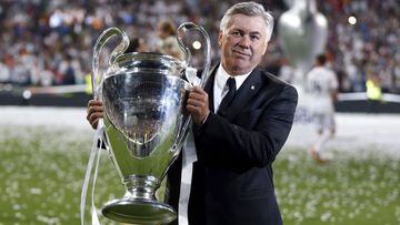 Carlo Ancelotti posa con la D&eacute;cima Champions lograda por el Real Madrid.
