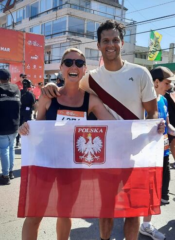 Justyna y Gastón posan con la bandera de Polonia. Se casaron hace pocos días y ahora serán 'rivales' en Qatar.