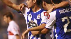 <b>DE ESTRENO. </b>Juan Domínguez, que jugó un buen partido, celebra junto a sus compañeros su primer gol oficial con la camiseta del Depor.