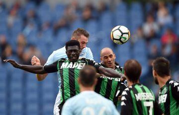 Lazio's defender from Netherlands Stefan de Vrij (top) heads the ball to score during the Italian Serie A football match Lazio vs Sassuolo at the Olympic Stadium in Rome on October 1, 2017.