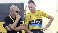 Chris Froome y Dave Brailsford hablan tras una etapa del Tour de Francia.