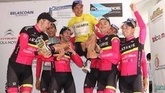 Richard Carapaz celebra con sus compañeros una victoria con el maillot del equipo Lizarte.