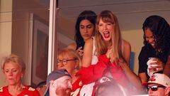 KANSAS CITY, MISSOURI - SEPTEMBER 24: Taylor Swift reacts during a game between the Chicago Bears and the Kansas City Chiefs at GEHA Field at Arrowhead Stadium on September 24, 2023 in Kansas City, Missouri.   David Eulitt/Getty Images/AFP (Photo by David Eulitt / GETTY IMAGES NORTH AMERICA / Getty Images via AFP)