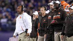 BALTIMORE, MD - NOVEMBER 10: Head coach Hue Jackson of the Cleveland Browns looks on against the Baltimore Ravens in the fourth quarter at M&amp;T Bank Stadium on November 10, 2016 in Baltimore, Maryland.   Rob Carr/Getty Images/AFP == FOR NEWSPAPERS, INTERNET, TELCOS &amp; TELEVISION USE ONLY ==