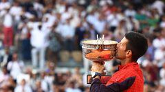 Tennis - French Open - Roland Garros, Paris, France - June 11, 2023 Serbia's Novak Djokovic kisses the trophy after winning the French Open REUTERS/Lisi Niesner