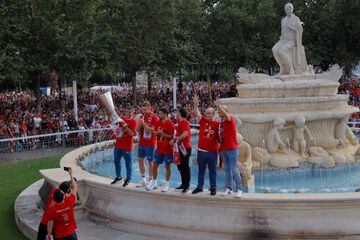 Varios miles de aficionados se concentran entre la Puerta de Jerez y la Catedral. El sevillismo celebra la Europa League como si nunca la hubiera ganado.