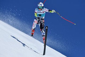 La esquiadora Tina Weirather, de Liechtenstein, parece que no tiene fácil el aterrizaje en la nieve. Parece que las piernas y los brazos de la deportista fuesen cada uno por su lado. 
