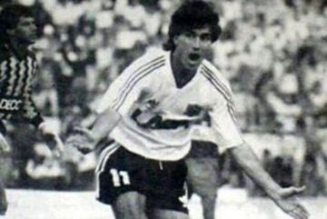 Goleador de Colo Colo a comienzos de los 90', quedó en la historia con los títulos nacionales de 1990, 1991, y la Copa Libertadores