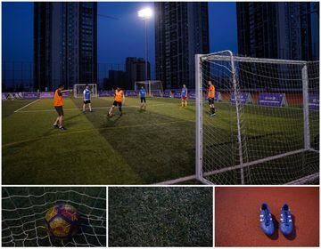 Fútbol nocturno entre las altas torres de Shanghai, en China.