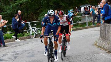 El ciclista español Enric Mas rueda junto a Tadej Pogacar en el Giro de Lombardia 2022.