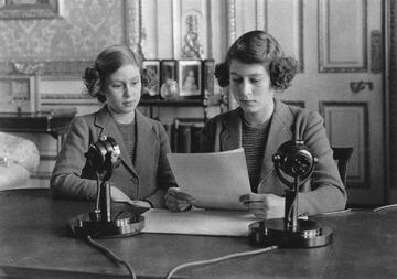Isabel y su hermana Margarita realizan una transmisión de radio a los niños del Imperio durante la Segunda Guerra Mundial.