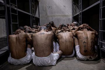 Pandilleros son llevados a su celda en el Centro de Confinamiento del Terrorismo, la nueva mega cárcel construida en El Salvador.