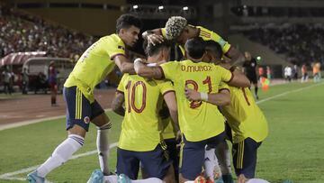 Jugadores de Colombia celebran un gol durante un partido de las eliminatorias sudamericanas para el Mundial de Qatar 2022 entre Venezuela y Colombia.