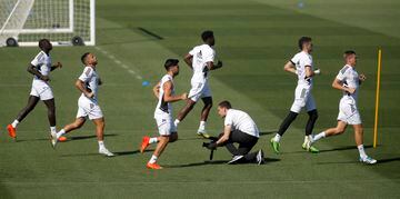 Los jugadores corren sobre el césped de Valdebebas.