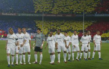 El partido va a comenzar... Los madridistas se aprestan a saludar a los jugadores azulgrana. Zidane es el penúltimo de la fila.