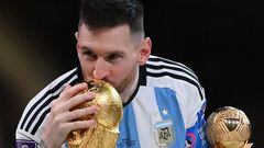 El futblista argentino Lionel Messi besa el trofeo Jules Rimet de campeón del Mundial de Fútbol de Qatar 2022 tras la victoria de Argentina ante Francia en la final.
