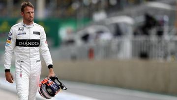 Jenson Button caminando por el paddock de Interlagos durante el GP de Brasil.