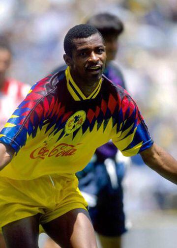 El camerunés François Omam-Biyik llegó de la mano de Leo Benhakker en la temporada 94-95. Al delantero africano se le recuerda como figura de Camerún y por haberle anotado a Argentina en la inauguración del Mundial de Italia 90.
