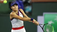 Emma Raducanu devuelve una bola durante su partido ante Aliaksandra Sasnovich en el BNP Paribas Open en el Indian Wells Tennis Garden de Indian Wells, California.