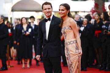 La actriz Alicia Vikander y su marido, el también actor Michael Fassbender, durante la alfombra roja del Festival de Cannes 2023.