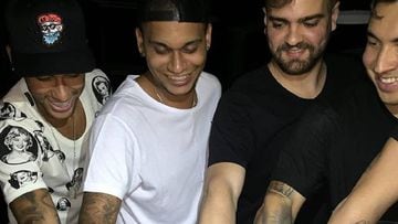 Neymar y cinco de sus amigos se tatuaron las letras de &quot;amigos&quot; el d&iacute;a de su fichaje por el PSG.