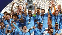 Soccer Football - Champions League Final - Manchester City v Inter Milan - Ataturk Olympic Stadium, Istanbul, Turkey - June 11, 2023 Manchester City's Ilkay Gundogan lifts the trophy as he celebrates with teammates after winning the Champions League REUTERS/Molly Darlington     TPX IMAGES OF THE DAY