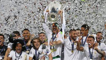 Los jugadores del Madrid festejan tras ganar la Copa de Europa.