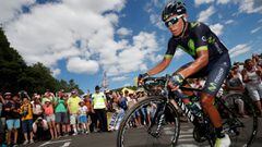 Nairo Quintana rueda durante la 15&ordf; etapa del Tour de Francia con final en Le Puy-en-Velay.