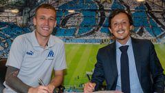 El portero Rubén Blanco firma su cesión con el Olympique de Marsella junto a Pablo Longoria, presidente del equipo francés.