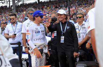 Fernando Alonso charla con Emerson Fittipaldi.