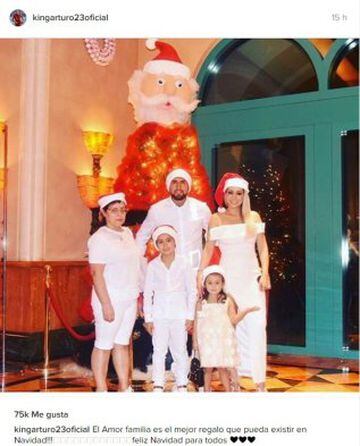 El 'Rey' posó junto a su familia en los Emiratos Árabes, donde decidió pasar la navidad. 