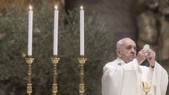 Papa Francisco levanta una hostia en una eucaristía