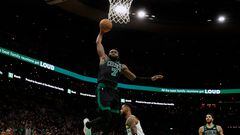 BOSTON, MA - DECEMBER 23: Jaylen Brown #7 of the Boston Celtics goes in for a dunk past D'Angelo Russell #0 of the Minnesota Timberwolves during the second half at TD Garden on December 23, 2022 in Boston, Massachusetts. NOTE TO USER: User expressly acknowledges and agrees that, by downloading and/or using this Photograph, user is consenting to the terms and conditions of the Getty Images License Agreement. (Photo By Winslow Townson/Getty Images) (Photo by Winslow Townson / GETTY IMAGES NORTH AMERICA / Getty Images via AFP)