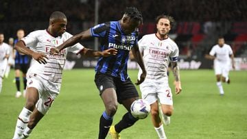 BERGAMO, ITALY, AUGUST 21:
Duvan Zapata (R), of Atalanta, is challenged by Pierre Kalulu (L), of AC Milan, during the Italian Serie A football match between Atalanta and AC Milan at the Gewiss Stadium in Bergamo, Italy, on August 21, 2022. (Photo by ISABELLA BONOTTO/Anadolu Agency via Getty Images)