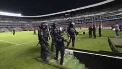 Policía vigila el Estadio Corregidora durante el partido Querétaro vs Atlas el pasado 5 de marzo de 2022.

<br><br>

Policias durante el partido Queretaro vs Atlas, correspondiente a la jornada 09 del Torneo Clausura Grita Mexico C22 de la Liga BBVA MX, en el Estadio La corregidora, el 05 de Marzo de 2022.