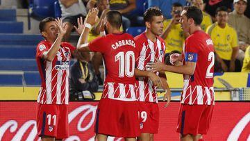Correa es felicitado por Carrasco, Lucas y God&iacute;n por su primer gol en el las Palmas-Atl&eacute;tico.