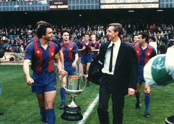 En el verano de 1990 su puesto en el banquillo del Barça no estaba asegurado aunque consiguió que el equipo ganara la Copa del Rey. 
 
