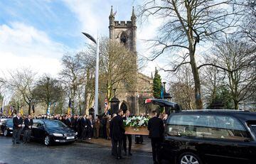 Fans pays last respects to the great Gordon Banks in Stoke
