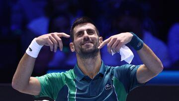 El tenista serbio Novak Djokovic gesticula durante su partido ante Jannik Sinner en las Nitto ATP Finals.