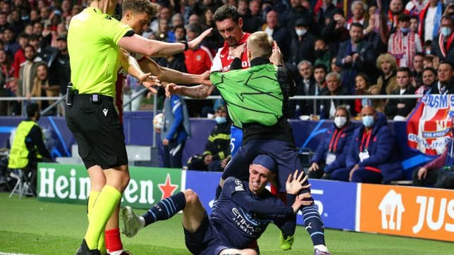 Felipe foul on Foden leads to clash between Atletico Madrid and Manchester City players