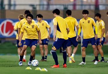 Gaku, a la izquierda, se entrena con sus compañeros en el Mundial de Qatar. 