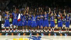 Los jugadores de la selecci&oacute;n de Francia de baloncesto celebran la victoria sobre Lituania en el partido del Mundial de Baloncesto 2014.