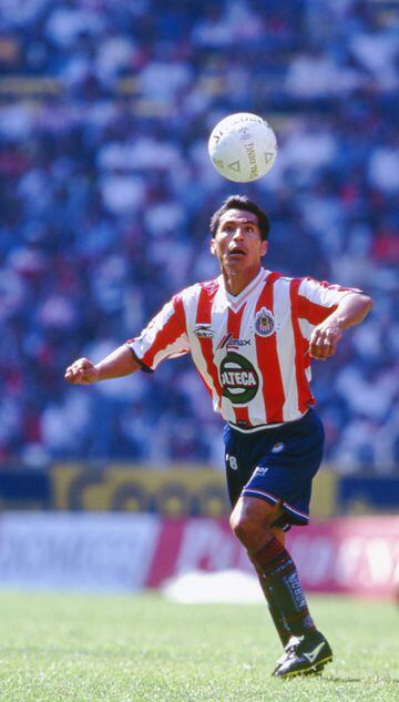 'El Maestro' salió del Deportivo Tampico en 1979, 3 años después le dieron la oportunidad en el Tampico Madero hasta 1986, año donde llegó al Guadalajara, 8 años vistió el rojiblanco, lo repitió más adelante del 2000 al 2001. Campeón con Chivas en la 86-87.