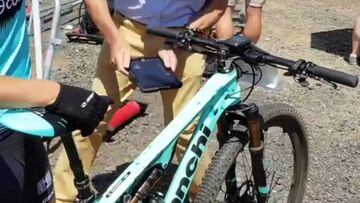 La Mountain Bike de Nadir Colledani pasando un control &#039;antidoping&#039; en Vallnord.