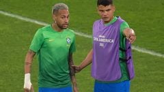 (FILES) In this file photo taken on July 5, 2021, Brazil's Thiago Silva (R) speaks with teammate Neymar during warm-up before the Conmebol 2021 Copa America football tournament semi-final match against Peru, at the Nilton Santos Stadium in Rio de Janeiro, Brazil. - Brazilian Chelsea defender Thiago Silva said on June 28, 2022, he would like to see his 'buddy' Neymar join him at the London club if rumours of the striker's departure from Paris SG materialize. (Photo by Douglas Magno / AFP)