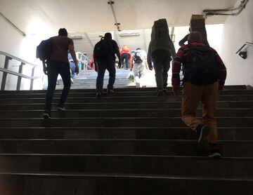 Un mes después de reportar el primer caso de coronavirus en el país, la Ciudad de México siente los efectos de la pandemia, pero la normalidad resiste este domingo en sitios turísticos del centro histórico con paseantes que aún desafían la contingencia.