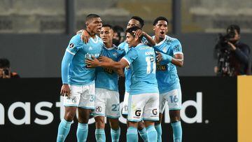Peru's Sporting Cristal Carlos Liza (L) celebrates with his teammates after scoring against Chile's Universidad Catolica during their Copa Libertadores group stage football match, at the National Stadium in Lima, on May 4, 2022. (Photo by ERNESTO BENAVIDES / AFP)