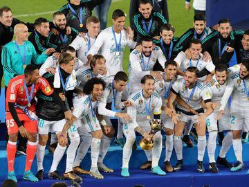 Soccer Football - FIFA Club World Cup Final - Real Madrid vs Gremio FBPA - Zayed Sports City Stadium, Abu Dhabi, United Arab Emirates - December 16, 2017   Real Madrid players celebrate with the trophy after winning the FIFA Club World Cup   REUTERS/Ahmed Jadallah