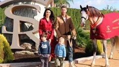 Sergio Ramos, Pilar Rubio y sus hijos, muestran su orgullo por su caballo campe&oacute;n en Instagram.
