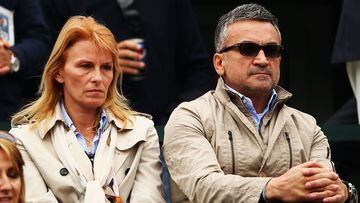 Dijana y Srdjan, los padres de Novak Djokovic, presencian un partido de su hijo en Roland Garros de 2012.